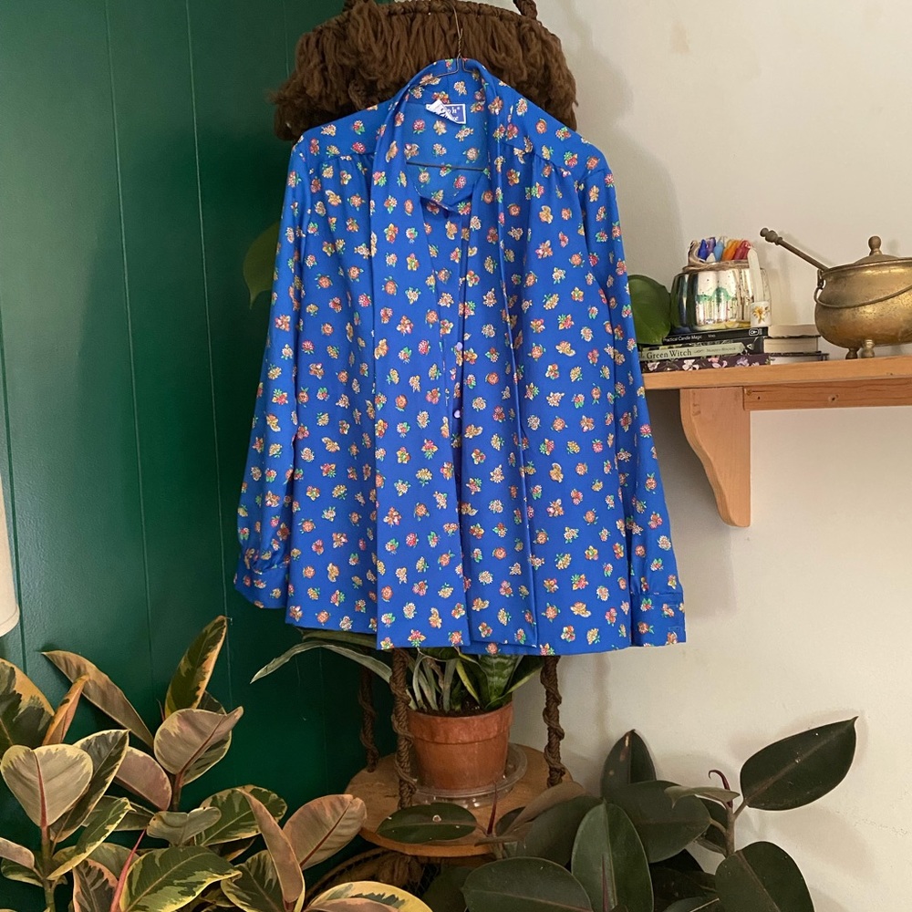 STUNNING vintage pussybow top